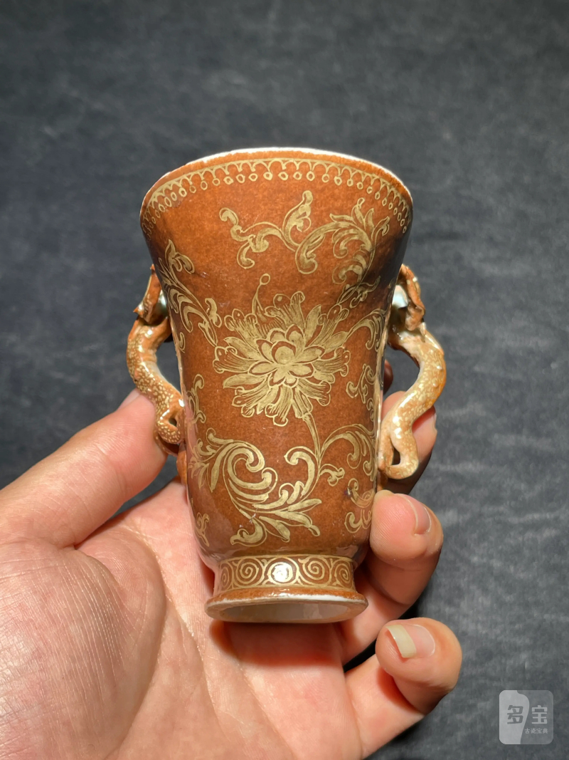 清乾隆 酱釉描金花卉纹堆塑螭龙爵杯 - 图5
